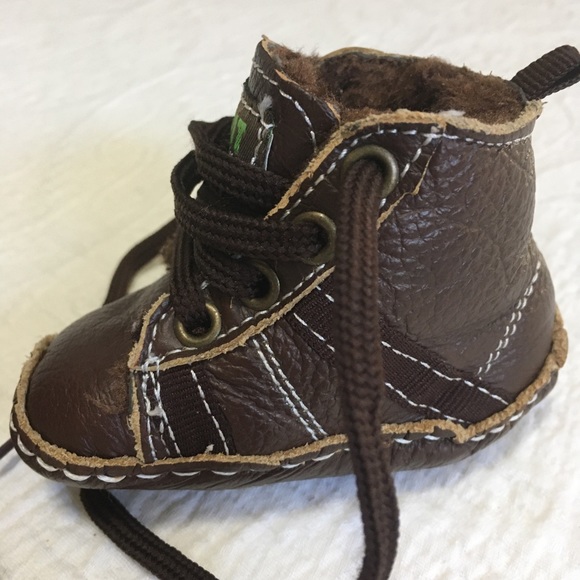 Size 0 US. OutBak’s Leather Sneakers - Picture 5 of 10